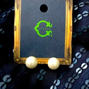 C. Wonder Pearl Stud Earring